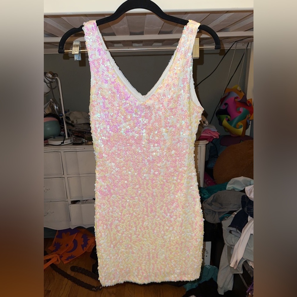 Pretty Guide white sequin dress
